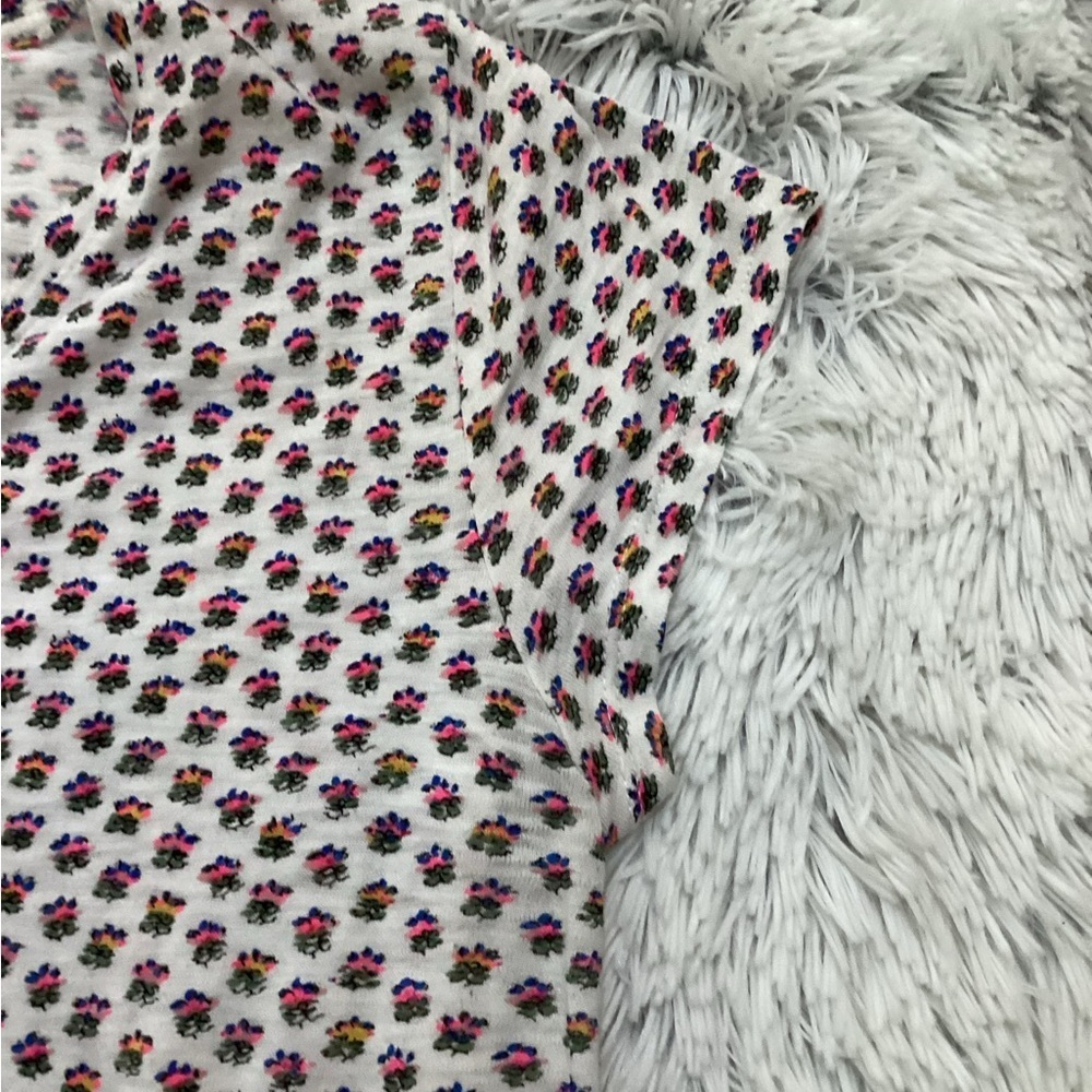 GAP short sleeve v neck floral tee shirt Woman’s size Medium - Picture 9 of 10